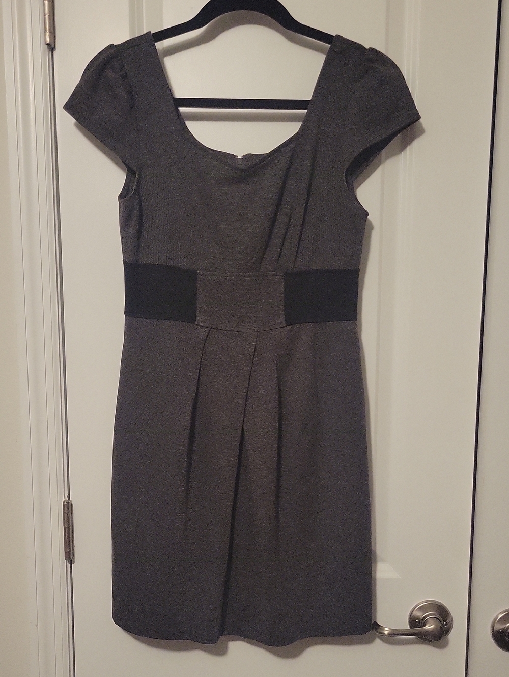 Ami Sanzuri Classic Cap-Sleeve Gray Sheath Dress with Black Waist